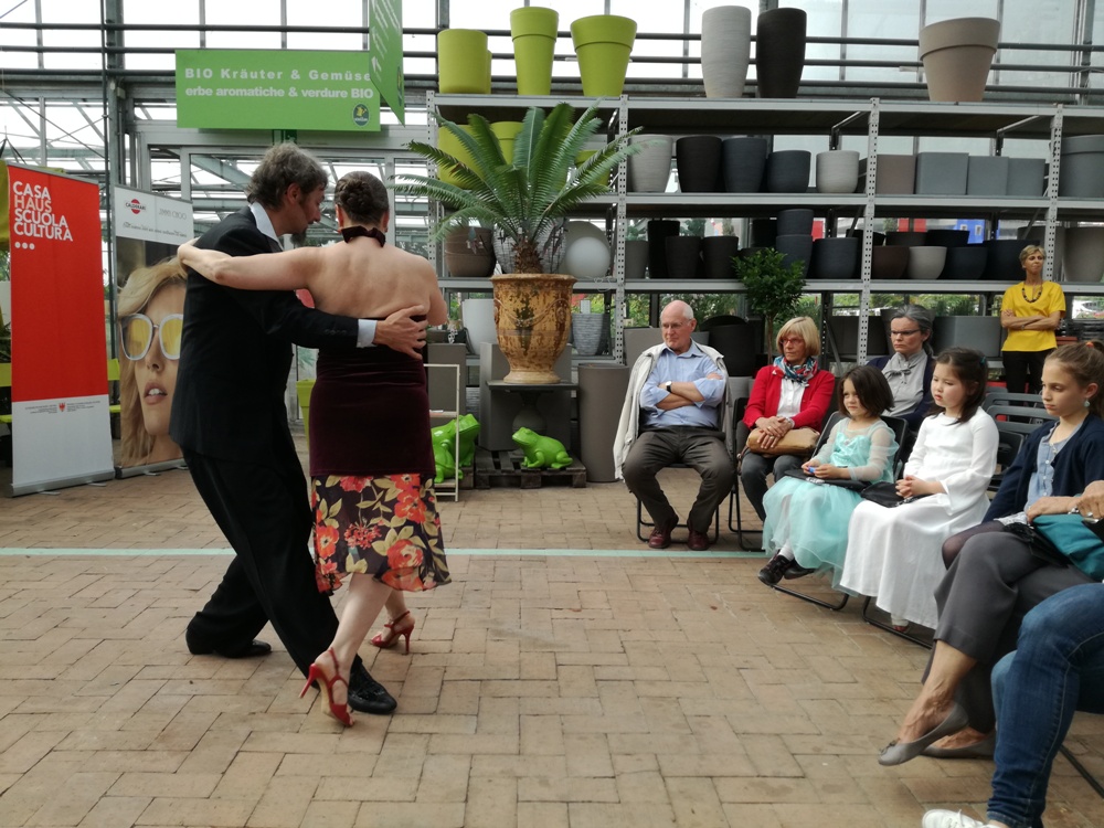 Aperitivo e performance di tango alla giardineria Schullian 24.05.2018